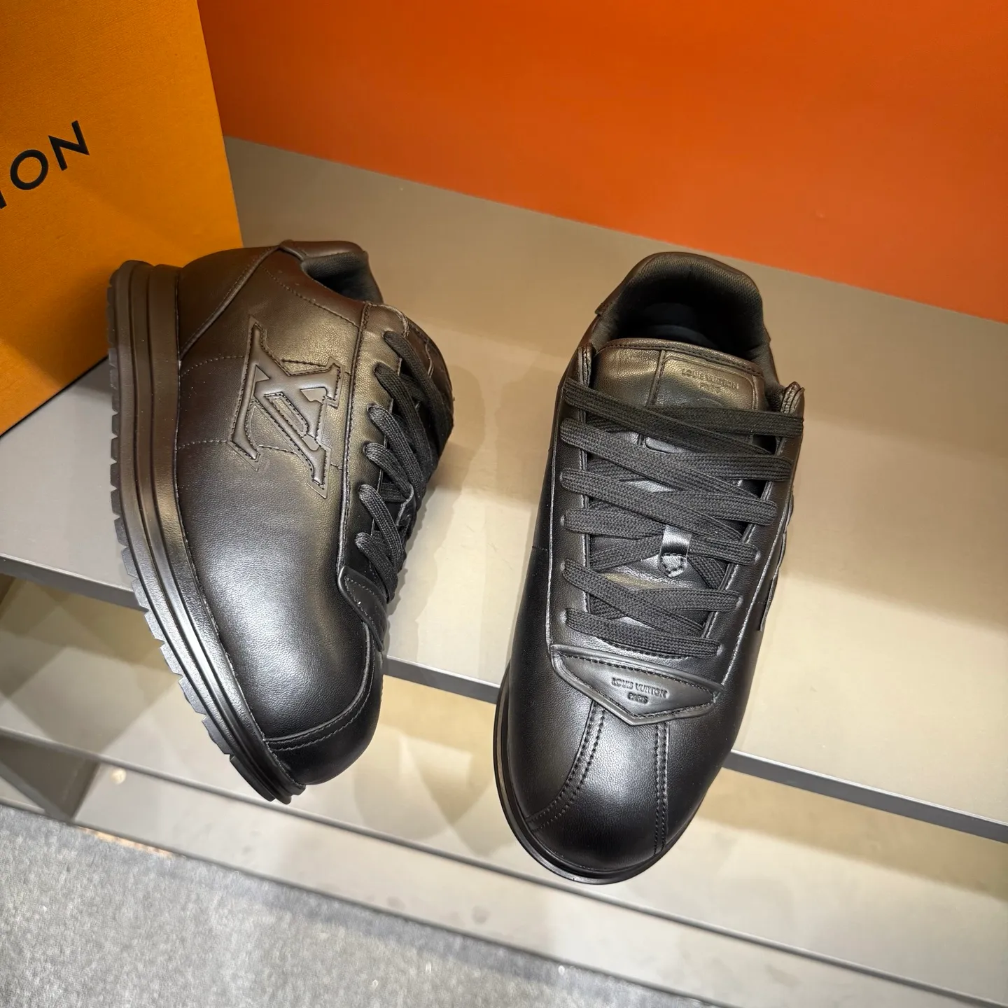 P540 Size 38-45 LV 🫏The colorful interpretation of BUTTERSOFT sneakers combines sheepskin, The colorful interpretation of LV BUTTERSOFT sneakers combines sheepskin and calfskin, bringing a super soft feel. Designed by Pharrell Williams, this '60s-inspired shoe features a padded upper that's been crafted by Louis Vuitton craftsmen to further enhance the comfort of the leather. In addition to the LV initials, it features multiple signatures, including natural leather trim and an embossed pattern of Pharrell Williams and lobster on the side, referencing the Fall/Winter 2025 men’s show. A must-have artifact for fashionistas✅